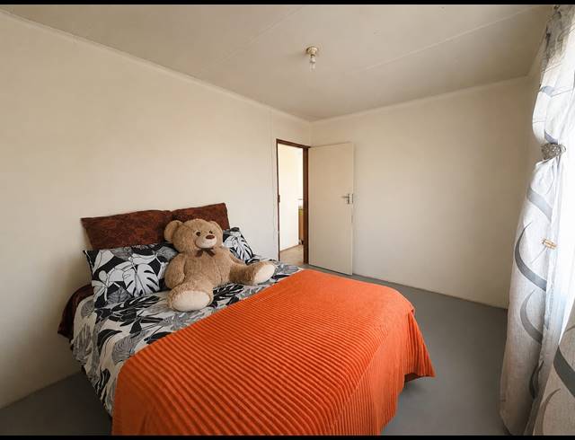 2 BEDROOM HOUSE FOR SALE IN GOLDEN GARDENS